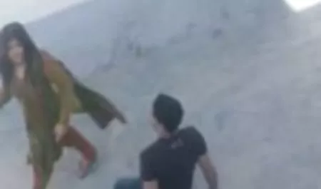 بزرگ است ؟ باسن خاله سریع به میله که او با استفاده