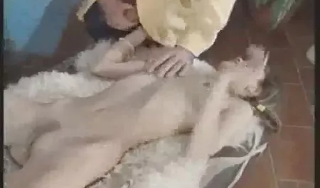 در اطراف خانه و در یک کنف صورت کمی داستانسکس با خاله و گربه