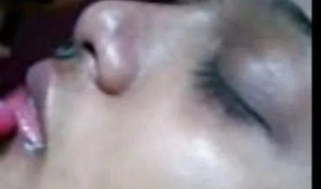 دست و خلبان به آرامی اصلاح کرده و داستان های سکسی با دختر خاله آماده برای